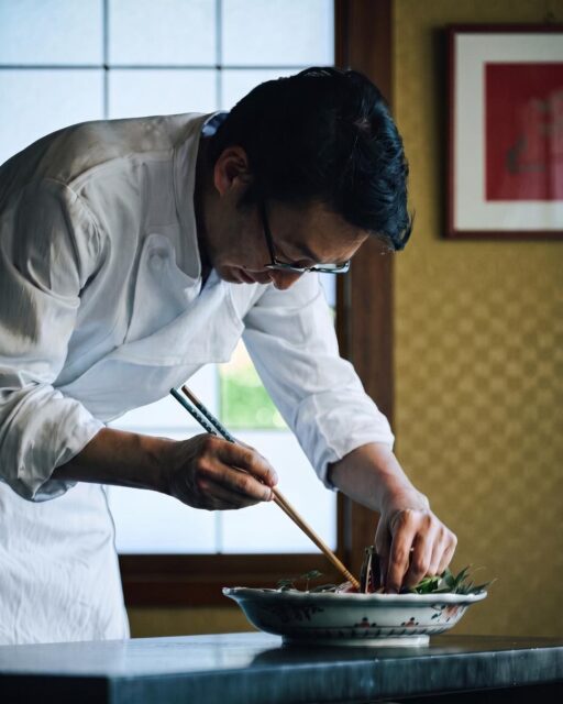 盛り付けの角度、
食材の配置、
器との余白。
一皿の中に込められるのは、
料理長の経験と感性、そして積み重ねてきた手仕事。
加賀の旬をひとさじに込めた、
最も美しい瞬間。
仕込みから盛り付けまで、
一品一品に心を込めて。
季節を映した加賀懐石を。
ーーーーーーーーーーー
山中温泉 胡蝶
@kochou_yamanaka
ーーーーーーーーーーー
#料理旅館