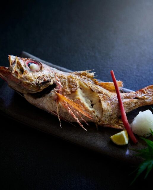 焼き物は、
素材の良さだけでは完成しません。
魚の状態を見極め、
火の入り方を細やかに調整し、
その一瞬の旨みを引き出す。
焼き加減ひとつで変わる、
香り、食感、余韻。
長年培った経験と感覚が、
素材本来の味わいを一皿へと導きます。
器、盛り付け、味わい。
一皿に宿る、加賀の季節。
ーーーーーーーーーーー
山中温泉 胡蝶
@kochou_yamanaka
ーーーーーーーーーーー
#料理旅館 #加賀懐石