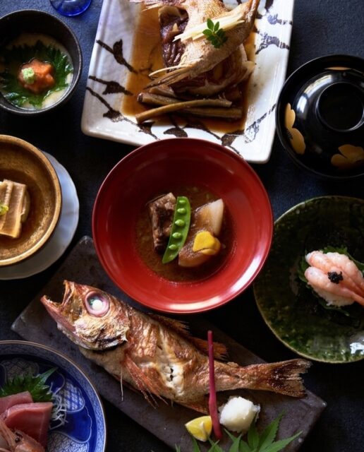 加賀の四季を、
一つの懐石に。
先付から椀物、お造り、焼き物、甘味まで。
一品一品に旬の食材を選び、
流れや余韻まで考えて仕立てる加賀懐石。
味わいの強弱。
香りの移ろい。
器や彩りの変化。
そのすべてが調和し、
一つの懐石として季節を描きます。
ーーーーーーーーーーー
山中温泉 胡蝶
@kochou_yamanaka
ーーーーーーーーーーー
#料理旅館