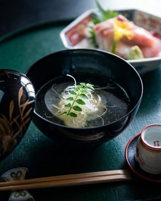蓋を開けた瞬間に立ち上る香り。

静かに広がる出汁の旨み。

旬の食材が織りなす、
やさしく奥深い味わい。

一椀には、
料理人が積み重ねてきた技術と、
お客様を想う心。

加賀懐石の奥深さを、そのままに。

ーーーーーーーーーーー

山中温泉 胡蝶
@kochou_yamanaka

ーーーーーーーーーーー

 #料理旅館