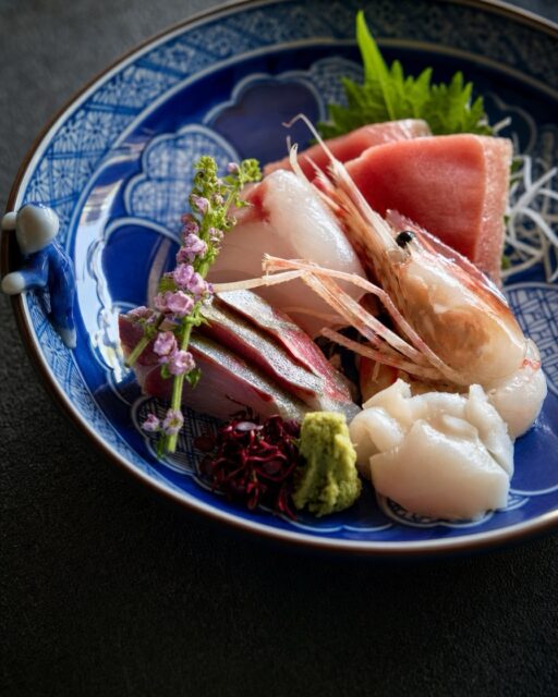 日本海の上質な魚介に、加賀野菜。
そして、料理を引き立てる九谷焼の器。

旬の食材を見極め、包丁を入れ、盛り付ける。
料理長の手仕事によって、
土地の恵みが一皿へと仕立てられます。

器や盛り付けの隅々にまで息づく、加賀の美意識。
一皿に宿る料理人の心まで、
どうぞゆっくりとお味わいください。

ーーーーーーーーーーー

山中温泉 胡蝶
@kochou_yamanaka

ーーーーーーーーーーー

 #料理旅館