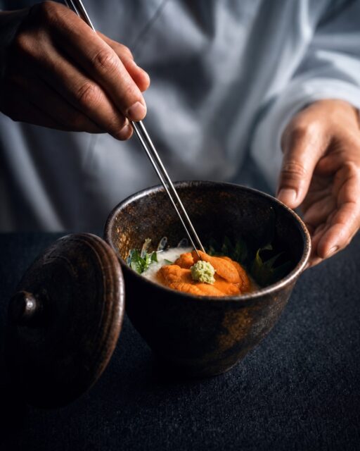 食材と向き合い、手間を惜しまないこと。
一つの料理が仕上がるまでに、
料理長は幾度も手を動かし、目を配ります。
効率を求めれば、省ける工程もあるかもしれません。
それでも、ひとつひとつに手をかける。
すべては、召し上がった瞬間の
「選んでよかった」というお声のために。
料理に向き合う時間そのものも、
胡蝶がお届けする味わいのひとつです。
ーーーーーーーーーーー
山中温泉 胡蝶
@kochou_yamanaka
ーーーーーーーーーーー
#料理旅館 #加賀懐石