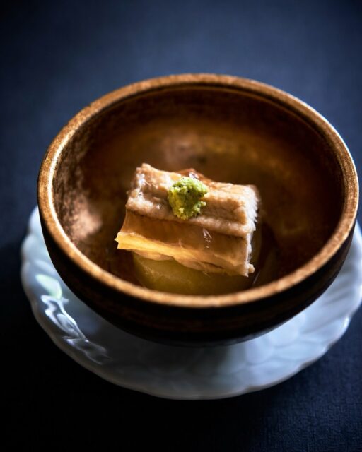 お食事の時間は、
ゆっくりと流れるのがちょうどいい。
ひと口運ぶごとに香りが広がり、
地酒を傾けながら、旅の余韻を楽しむ。
目の前の一皿から、
この土地の風土まで感じていただけるように。
加賀のものを、加賀らしく。
胡蝶で過ごす一夜に、
心に残るひとときをお届けします。
ーーーーーーーーーーー
山中温泉 胡蝶
@kochou_yamanaka
ーーーーーーーーーーー