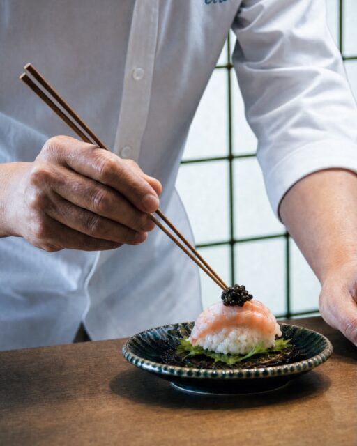 一皿が完成する、その瞬間まで。

器を選び、
食材の色や形を見ながら、
一品一品の表情を整えていく。

料理長が最後まで手をかけるのは、
味わいだけではありません。

器の中に、
その季節らしい景色を描くこと。

食材の旬、器の趣、
料理長の繊細な技。

そのすべてが重なり合って、
一皿の景色が生まれます。

料理を味わうひとときに、
そこに込められた手仕事まで
感じていただければ幸いです。

ーーーーーーーーーーー

山中温泉 胡蝶
@kochou_yamanaka

ーーーーーーーーーーー