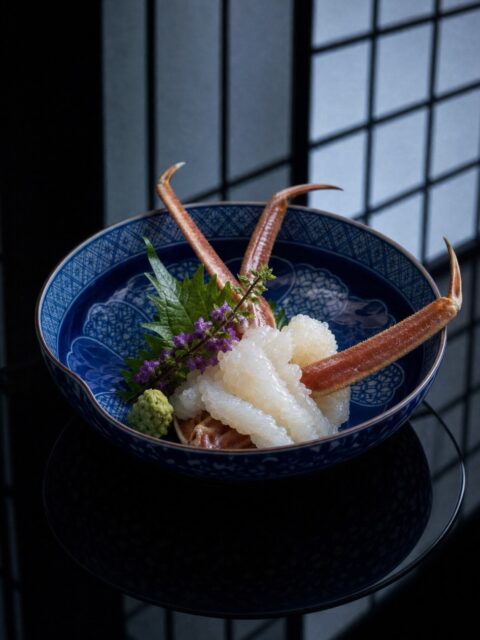 加能蟹の甘みを、
そのまま味わう。
活きた蟹ならではの、
しなやかな身と、みずみずしい口当たり。
身の状態を見ながら、
包丁を入れる。
素材の持ち味を、
一番いい状態で味わっていただくために。
ーーーーーーーーーーー
山中温泉 胡蝶
@kochou_yamanaka
ーーーーーーーーーーー