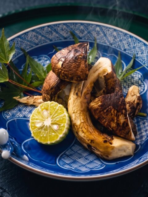 松茸を味わえるのは、
一年のうち、ほんのわずかな時間。

裂いた瞬間に広がる、
豊かな秋の香り。

じっくりと焼き上げれば、
立ちのぼる湯気とともに、
松茸の旨みがじんわりと広がります。

すだちをひと絞りして、
爽やかな酸味を添えて。

秋の気配が深まる加賀で、
今しか味わえない松茸を。

ーーーーーーーーーーー

山中温泉 胡蝶
@kochou_yamanaka

ーーーーーーーーーーー