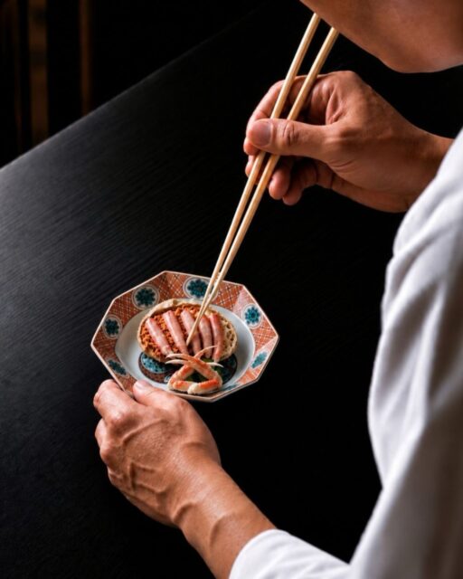 小さな甲羅の中に、
北陸の冬の味覚が詰まっています。

身はもちろん、
濃厚な蟹味噌、
内子、外子。

それぞれを丁寧に取り出し、
バランスを見ながら、
甲羅の中へと美しく収めていく。

そこに重なる、
幾重もの味わい。

香箱蟹が旬を迎える、
この季節に。

ーーーーーーーーーーー

山中温泉 胡蝶
@kochou_yamanaka

ーーーーーーーーーーー