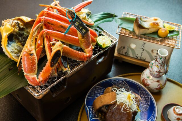 冬の日本海が育む、二つの滋味。
身の締まった加能蟹。
脂のり豊かな寒鰤。
冬の二つの味覚を、
一夜の食卓で味わう「寒海」コース。
刺し、茹で、焼き。
お好みに合わせた一品に、料理人の技が息づきます。
寒鰤は、お刺身やぶり大根で。
調理の違いが引き出す、
素材それぞれの持ち味をお愉しみいただけます。
この時季に、この土地を訪れる理由が、
一皿ごとに深まっていきます。
ーーーーーーーーーーー
山中温泉 胡蝶
@kochou_yamanaka
ーーーーーーーーーーー