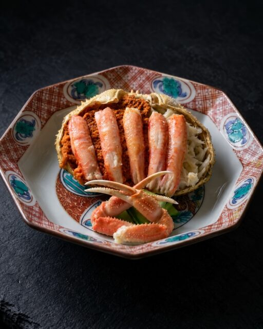 器の上に現れる、料理長の美意識。
香箱蟹の身、内子、外子。
それぞれの持ち味を生かしながら、
丁寧に甲羅の中へと重ねていきます。
異なる味わいが調和する、端正な佇まい。
完成するまでの静かな時間もまた、
この季節の食事を彩るひと幕です。
ーーーーーーーーーーー
山中温泉 胡蝶
@kochou_yamanaka
ーーーーーーーーーーー